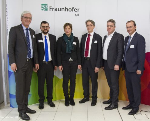 v.l.n.r.: Oberbürgermeister Jochenen Partsch, José David da Torre Suárez und Simone Schlosser (beide Geschäftsführer der Digitalstadt Darmstadt GmbH), Prof. Dr. Michael Waidner (CDO Chief Digital Officer der Wissenschaftsstadt Darmstadt), Staatssekretär Mathias Samson, Joachim Fröhlich (Geschäftsführer der Digitalstadt Darmstadt GmbH)